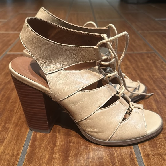 Tan heels - Picture 2 of 4